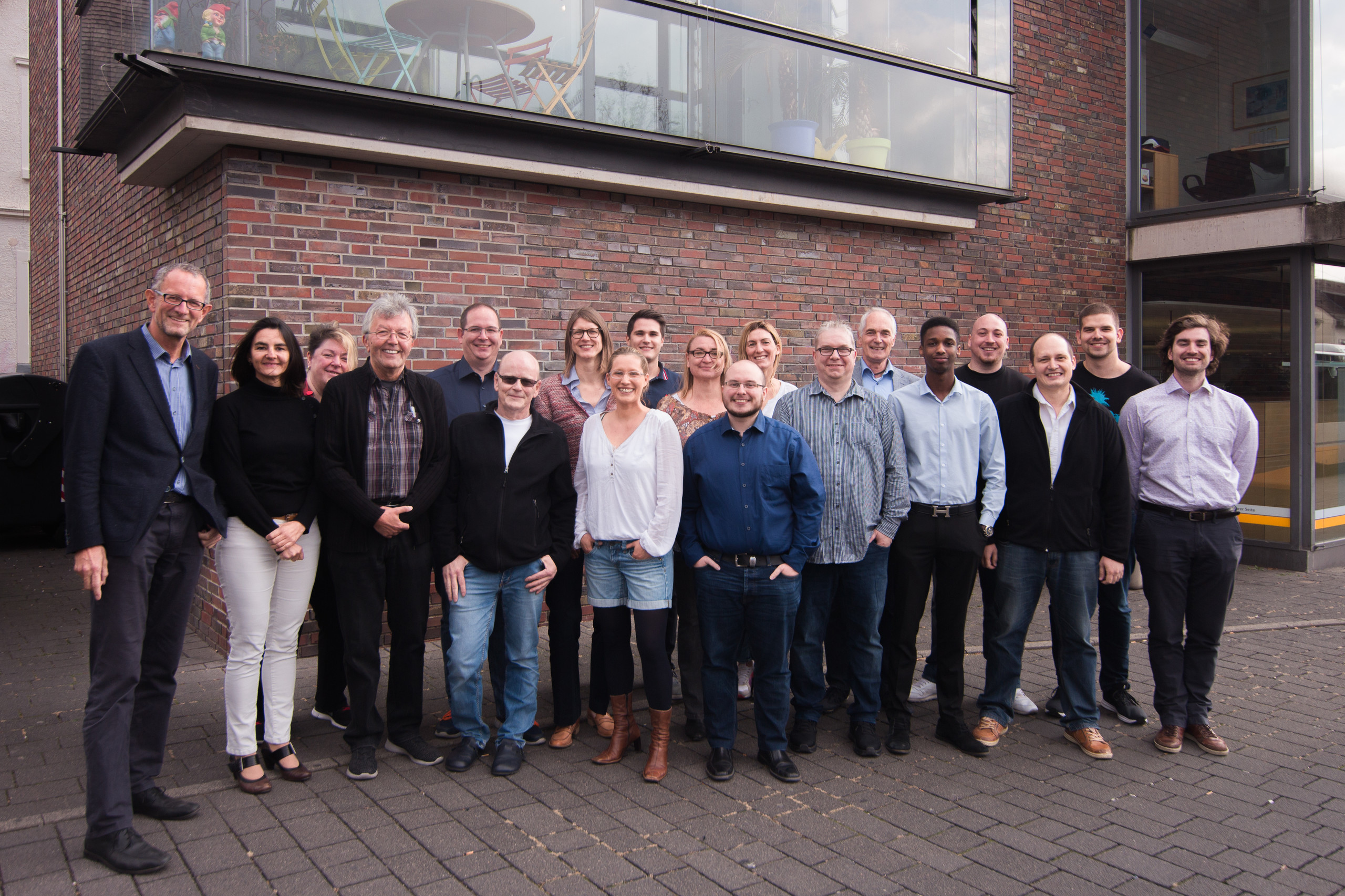 Das Team von Netzwerkplan vor dem Firmengebäude